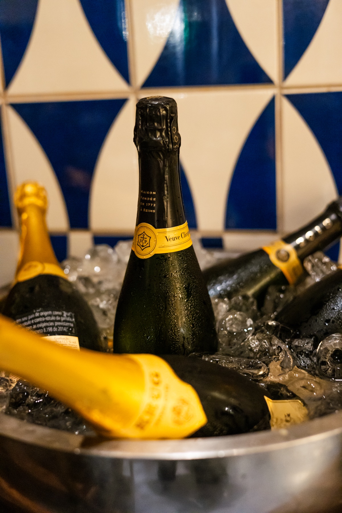 Garrafas de champagne geladas em balde com gelo